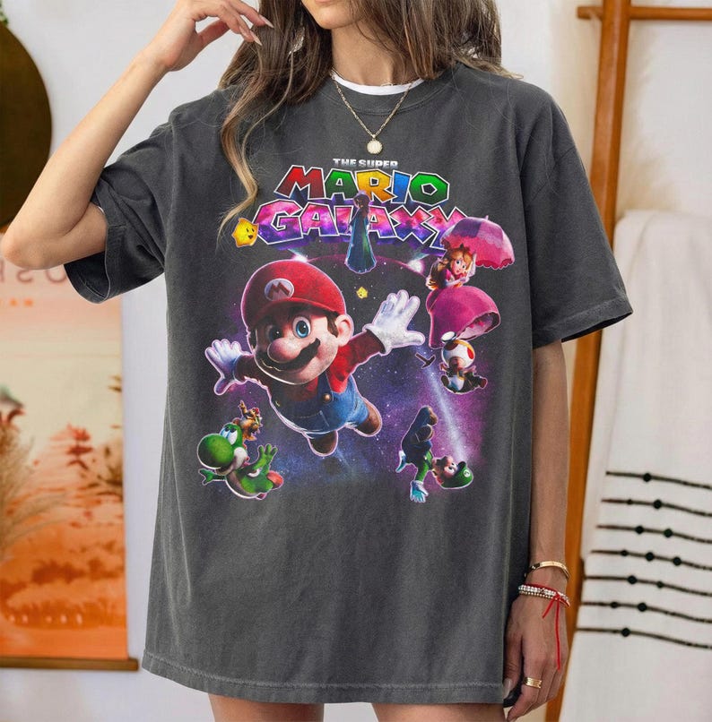 Puede incluir: Una taza de cer&aacute;mica blanca con un asa negra y el texto "But First, Coffee" en negrita negra. La taza est&aacute; sobre una superficie blanca. La taza mide aproximadamente 10 cm de alto.