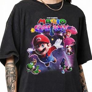 Puede incluir: Una taza de cer&aacute;mica blanca con un asa negra y el texto "But First, Coffee" en negrita, en negro. La taza est&aacute; sobre un fondo borroso. La taza mide aproximadamente 10 cm de altura.