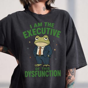 Ledarskapsdysfunktion Groda T-shirt, Grumpy Business Groda T-shirt, Sarkastisk Humor T-shirt