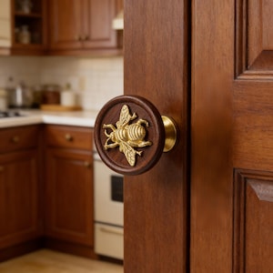 Pode incluir: Uma caneca de cerâmica branca com uma alça preta e o texto "But First, Coffee" em preto, com uma fonte manuscrita. A caneca está sobre uma superfície branca.