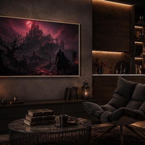 Könnte beinhalten: Ein gerahmtes Kunstwerk, das eine Dark-Fantasy-Szene mit einer Burg unter einem roten Mond zeigt. Das Kunstwerk wird in einem modernen Wohnzimmer mit dunklem Farbschema, einem bequemen Stuhl und dekorativen Gegenständen ausgestellt.