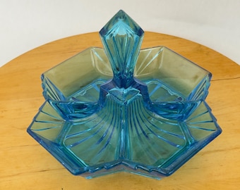 Plato para aperitivos de 4 compartimentos con diseño piramidal Art Deco Tiara Indiana Glass No. 610 en color azul.