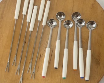 Juego de utensilios para fondue de estilo moderno de mediados de siglo (tenedores y cucharas) con mango acrílico.