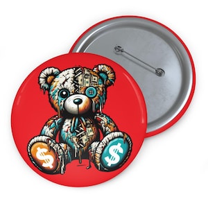 Könnte beinhalten: Ein roter Button mit einem Cartoon-Teddybär-Design. Der Bär ist mehrfarbig mit Dollarzeichen auf seinen Pfoten. Das Design des Bären beinhaltet Geld und einen Knopf als Auge. Der Button hat einen Durchmesser von etwa 5,7 cm.