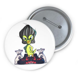 Może przedstawiać: Biała przypinka z postacią z kreskówki w czarno-szarej kominiarce, stojąca na parze czarno-czerwonych butów sportowych. Dwa białe worki z pieniędzmi ze znakami dolara znajdują się po obu stronach butów sportowych.