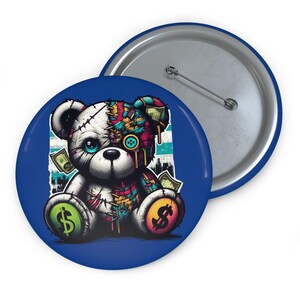 Könnte beinhalten: Ein blauer Button mit einem stilisierten Teddybär-Design. Der Bär ist zur Hälfte weiß und zur Hälfte Patchwork, mit einem Dollarzeichen auf jedem Fuß. Der Hintergrund zeigt eine Stadtlandschaft und Geldscheine.