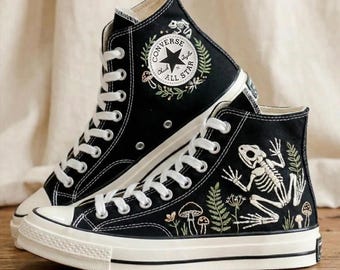 Grodskelett Converse höga sneakers, gotiska broderade skor