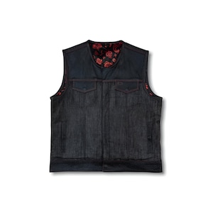 Puede incluir: Un chaleco vaquero negro con forro de paisley rojo. El chaleco tiene dos bolsillos delanteros y un dobladillo inferior texturizado. El cuello y los bordes de los bolsillos están ribeteados en rojo. El chaleco es sin mangas.