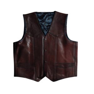 Könnte beinhalten: Eine braune Lederweste mit einem strukturierten, schlangenartigen Muster. Die Weste hat einen V-Ausschnitt, eine Knopfleiste vorne und zwei Vordertaschen. Das Innenfutter ist mit einem dunkelblauen Paisley-Muster versehen.