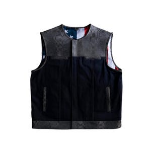 Puede incluir: Un chaleco sin mangas con una parte delantera azul oscuro y una sección superior con textura de piel de serpiente. El forro interior presenta un diseño de bandera estadounidense. El chaleco tiene dos bolsillos delanteros y una cremallera.