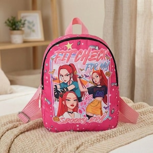 Może przedstawiać: Różowy plecak z grafiką przedstawiającą trzy kobiety w stylu anime z rudymi włosami. Widoczny jest napis "FIT CHECK FOR MY SPOOKY ERA". Posiada regulowane paski i górny uchwyt. Projekt zawiera gwiazdy, nietoperze i tęczę.