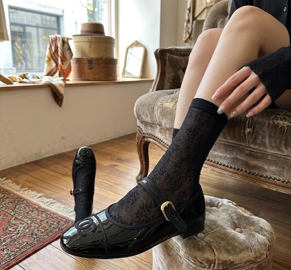 Hollow Out Floral Lace Cotton Socks: Breathable Sheer Crew Socks for Spring/Summer