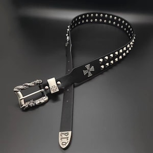 Pasek z ćwiekami w stylu gotyckim z lat 2000. i 2002, pasek z podwójnym nitem w stylu punk rocka, pasek w stylu grunge cyber, akcesoria w stylu alternatywno-emocjonalnym