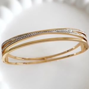 Bracciale rigido con picciolo diviso - Bracciale con zirconi cubici placcati in oro 18k - Gioiello moderno a doppia fascia aperta per lei - Bracciale rigido di lusso impermeabile