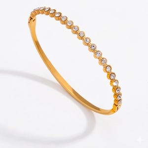 Brazalete de tenis con revestimiento PVD de oro de 18 quilates resistente al deslustre • Pulsera impermeable con circonita cúbica en bisel • Brazalete de oro que no se deslustra • Joyería minimalista para apilar imagen 4