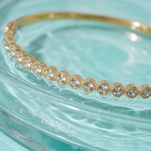 Brazalete de tenis con revestimiento PVD de oro de 18 quilates resistente al deslustre • Pulsera impermeable con circonita cúbica en bisel • Brazalete de oro que no se deslustra • Joyería minimalista para apilar imagen 3