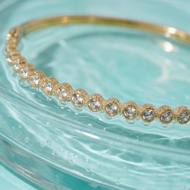 Brazalete de tenis con revestimiento PVD de oro de 18 quilates resistente al deslustre • Pulsera impermeable con circonita cúbica en bisel • Brazalete de oro que no se deslustra • Joyería minimalista para apilar imagen 3