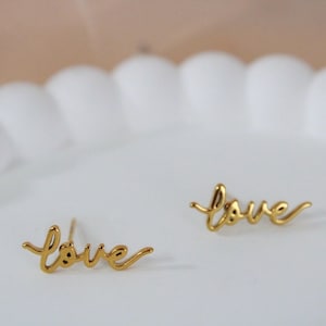 Pendientes de amor dorados, pendientes con palabras cursivas, delicados pendientes de amor cursivos, regalo de joyería minimalista para ella, pendientes románticos con forma de oruga, joyería con escritura.