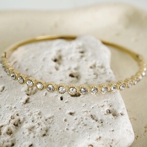Brazalete de tenis con revestimiento PVD de oro de 18 quilates resistente al deslustre • Pulsera impermeable con circonita cúbica en bisel • Brazalete de oro que no se deslustra • Joyería minimalista para apilar imagen 14