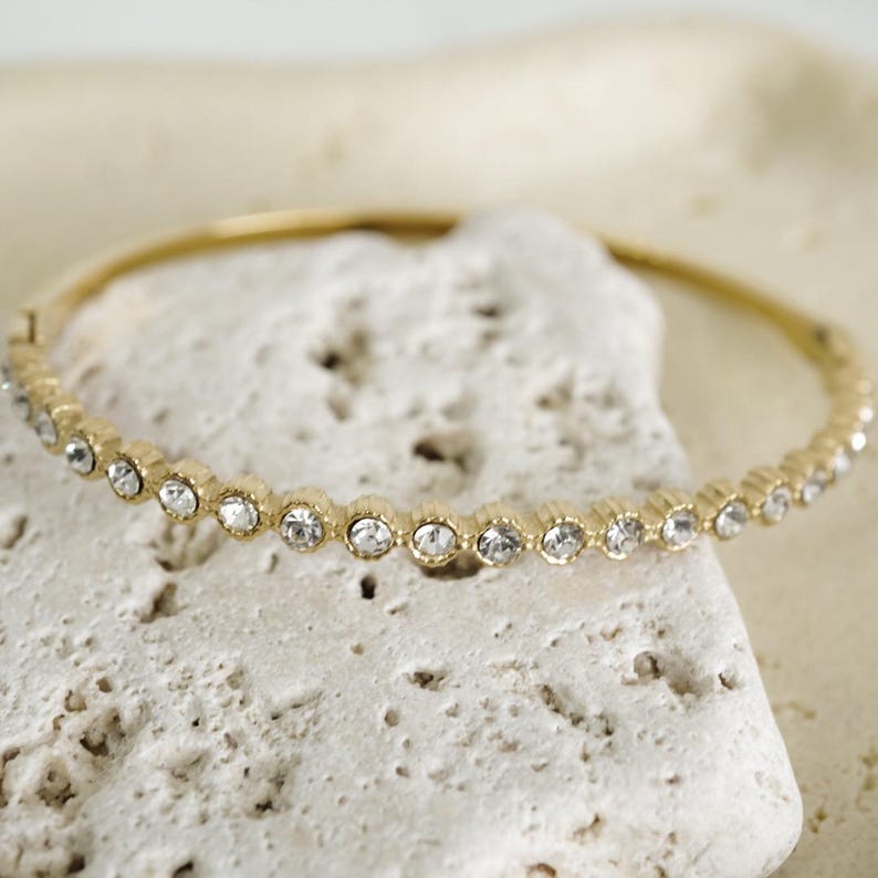 Brazalete de tenis con revestimiento PVD de oro de 18 quilates resistente al deslustre • Pulsera impermeable con circonita cúbica en bisel • Brazalete de oro que no se deslustra • Joyería minimalista para apilar imagen 14
