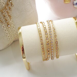 Brazalete de tenis con revestimiento PVD de oro de 18 quilates resistente al deslustre • Pulsera impermeable con circonita cúbica en bisel • Brazalete de oro que no se deslustra • Joyería minimalista para apilar imagen 2