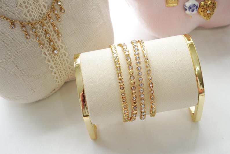 Brazalete de tenis con revestimiento PVD de oro de 18 quilates resistente al deslustre • Pulsera impermeable con circonita cúbica en bisel • Brazalete de oro que no se deslustra • Joyería minimalista para apilar imagen 2