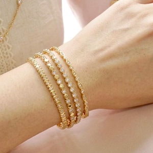 Brazalete de tenis con revestimiento PVD de oro de 18 quilates resistente al deslustre • Pulsera impermeable con circonita cúbica en bisel • Brazalete de oro que no se deslustra • Joyería minimalista para apilar imagen 10