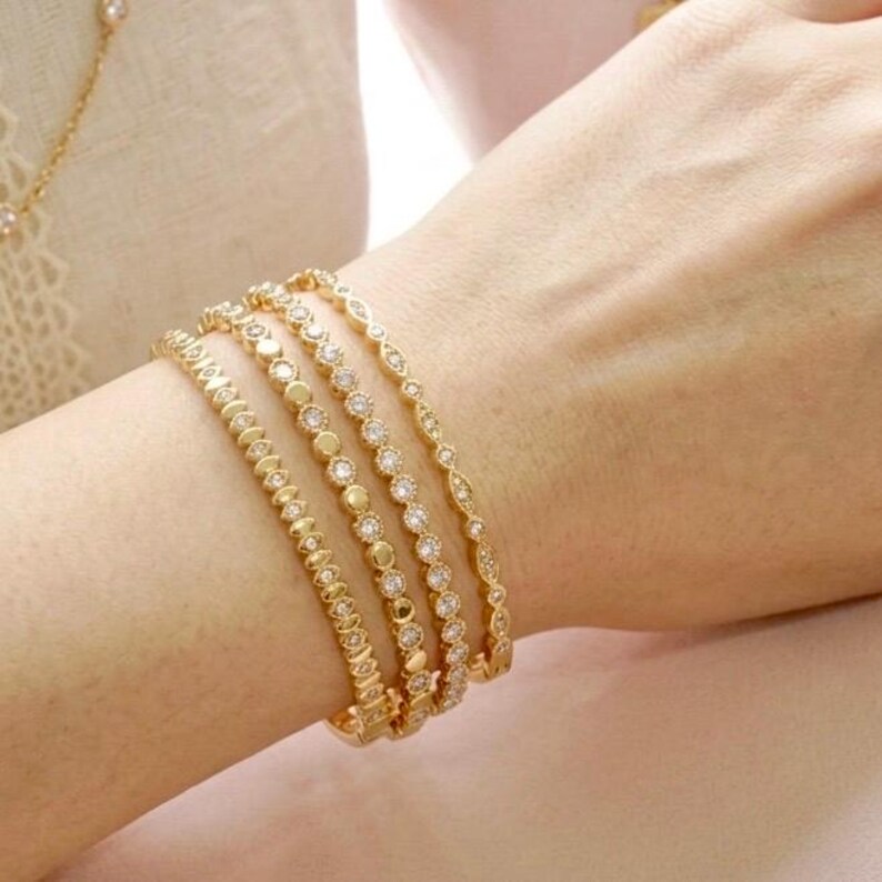 Brazalete de tenis con revestimiento PVD de oro de 18 quilates resistente al deslustre • Pulsera impermeable con circonita cúbica en bisel • Brazalete de oro que no se deslustra • Joyería minimalista para apilar imagen 10