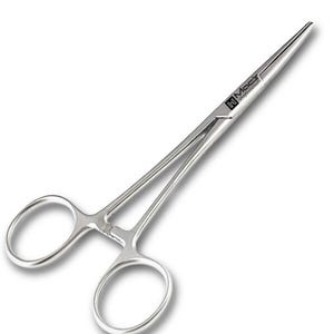 Puede incluir: Una pinza hemostática quirúrgica de acero inoxidable con mandíbulas curvas y asas de anillo. La herramienta presenta el texto "Mac's professional" en el lateral. La pinza está diseñada para agarrar y sujetar tejidos u objetos.