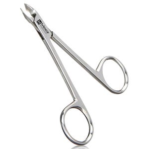 Puede incluir: Un par de tijeras de uñas plateadas y brillantes con cuchillas curvas y bucles para los dedos. Las tijeras tienen el nombre de la marca "Mac's Professional" impreso en el lateral. Las cuchillas son afiladas y anguladas para un corte preciso.