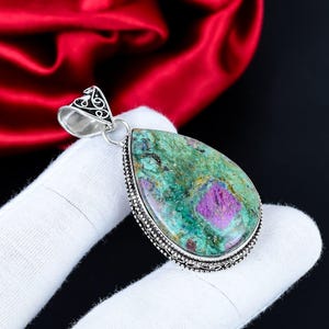 Colgante único de rubí zoisita en plata de ley 925, hecho a mano, unisex, perfecto para amigos y regalos de cumpleaños.
