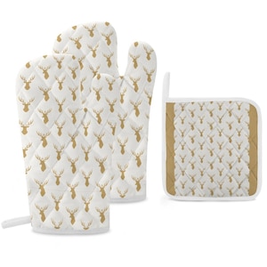 Puede incluir: Un juego de guantes de horno y salvamanteles acolchados blancos. Los guantes y el salvamanteles están decorados con un patrón repetido de cabeza de ciervo dorada. El juego incluye dos guantes de horno y un salvamanteles.