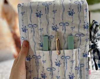 Blaue gesteppte Bibelhülle | Handgemachte Baumwolle Blumen, Gingham Schleife