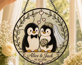 Acchiappasole personalizzato per matrimonio con coppia di pinguini, decorazione per finestra in stile vetrata, con nomi e data personalizzati.