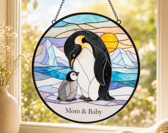 Acchiappasole personalizzato con immagine di mamma pinguino e cucciolo, stile vetrata, da appendere alla finestra.