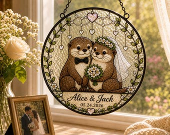 Acchiappasole personalizzato con coppia di lontre per matrimonio, con nomi e data personalizzati, da appendere alla finestra come ricordo.