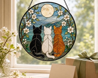 Acchiappasole personalizzato con gatto, scena di lago al chiaro di luna, stile vetrata artistica da appendere alla finestra.