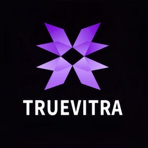 K&ouml;nnte beinhalten: Ein Logo mit einem stilisierten, achtspitzigen Stern in Lilat&ouml;nen auf schwarzem Hintergrund. Das Wort "TRUEVITRA" wird in wei&szlig;er, serifenloser Schrift unter dem Stern angezeigt.