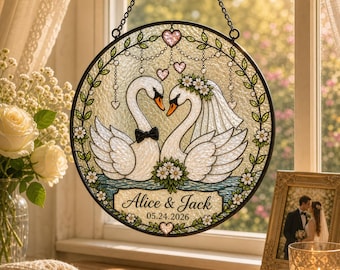 Acchiappasole personalizzato con coppia di cigni per matrimoni, decorazione per finestre ispirata alle vetrate artistiche.