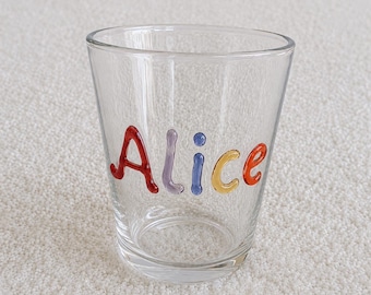 Bicchiere personalizzato con nome, bicchiere con lettere colorate, bicchiere per acqua fatto a mano, regalo personalizzato