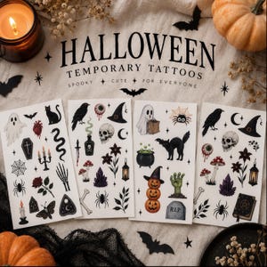 以下が含まれることがあります： ハロウィンのタトゥーシール4枚セット。幽霊、ドクロ、カボチャ、クモ、コウモリ、ヘビ、バラ、キャンドル、魔法の薬などの黒やカラーのイラストが描かれています。上部には「HALLOWEEN TEMPORARY TATTOOS SPOOKY CUTE FOR EVERYONE」という文字が印刷されています。