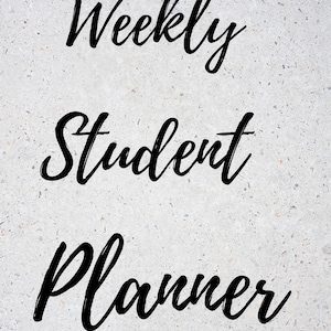 Könnte beinhalten: Ein Studentenplaner mit den Worten "Weekly Student Planner" in schwarzer Schrift auf einem hellgrauen, gesprenkelten Hintergrund. Der Text ist vertikal angeordnet, jedes Wort auf einer separaten Zeile.