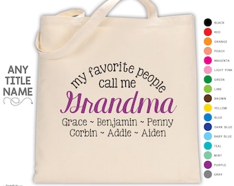 Könnte beinhalten: Eine weiße Canvas-Tragetasche mit dem Text "my favorite people call me Grandma" in Schwarz. Die Namen "Grace, Benjamin, Penny, Corbin, Addie, Aiden" sind darunter in kleinerer Schrift aufgeführt. Der Text ist in lila Farbe.