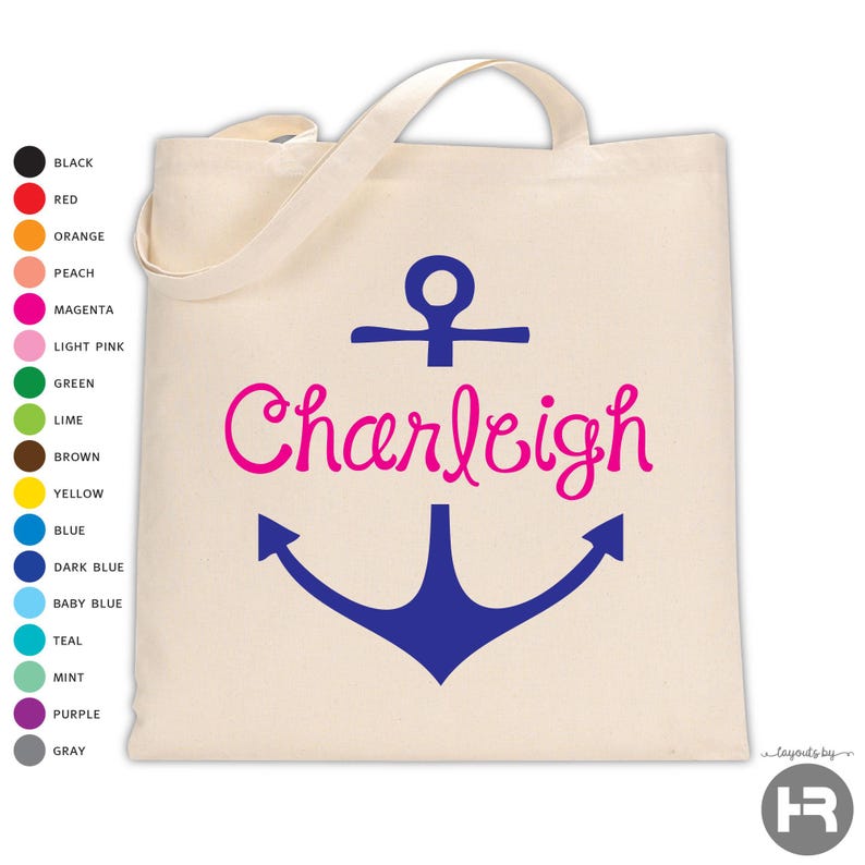 K&ouml;nnte beinhalten: Eine beige Tragetasche aus Segeltuch mit einer dunkelblauen Ankergrafik und dem Namen Charleigh in magentafarbener Schreibschrift. Links befindet sich eine vertikale Liste mit sechzehn farbigen Kreisen, die verf&uuml;gbare Farboptionen benennen.