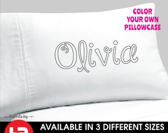Puede incluir: Funda de almohada blanca con el nombre "Olivia" escrito en cursiva. La funda de almohada está disponible en tres tamaños: niño (30,5 cm x 45,7 cm), estándar/queen (50,8 cm x 76,2 cm) y king (50,8 cm x 105,4 cm).