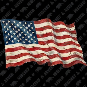 Op de afbeelding: Een verweerde Amerikaanse vlag met rode en witte strepen en een blauw veld met witte sterren. De vlag lijkt te wapperen, met zichtbare textuur en slijtage, tegen een zwarte achtergrond met de tekst "MISCHIEF & ARMOR".