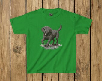 Camiseta infantil de cachorro labrador negro juguetón / Ilustración de cachorro corriendo / Juega más duro / Jugando en el barro