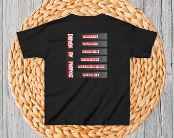 Camiseta infantil "Driven By Purpose" / Camiseta gráfica motivacional / Coraje, valentía, fuerza, resiliencia, determinación, integridad.
