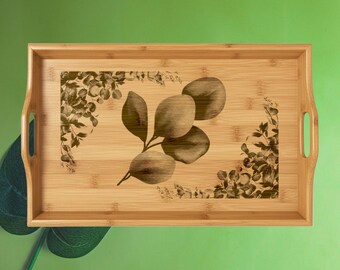 Regalo perfecto para mamá, papá o amigo Bandeja para servir de bambú con hojas de eucalipto / Bandeja decorativa grabada / Diseño artesanal