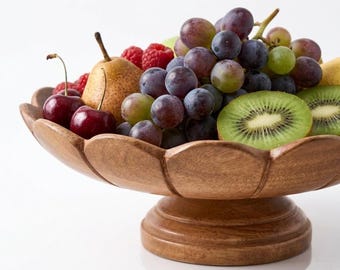 Handgemaakte mangohouten fruitschaal op voetstuk, middenstuk met geschulpte rand, natuurlijk houten serveerschaal